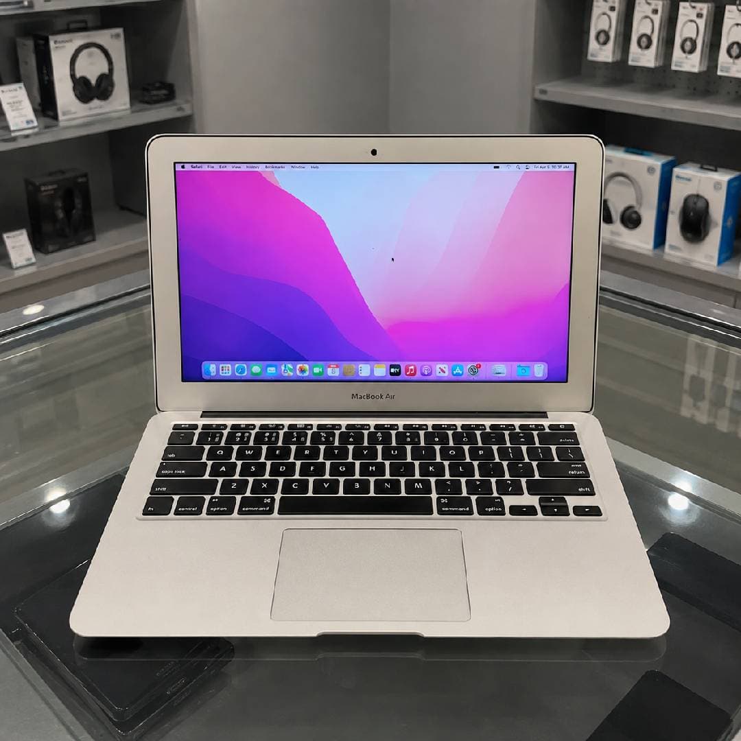 •Macbook Air – CORE I5, 4Go RAM, 128Go SSD (Stockage) Écran 13" Full HD – Clavier AZERTY rétroéclairé